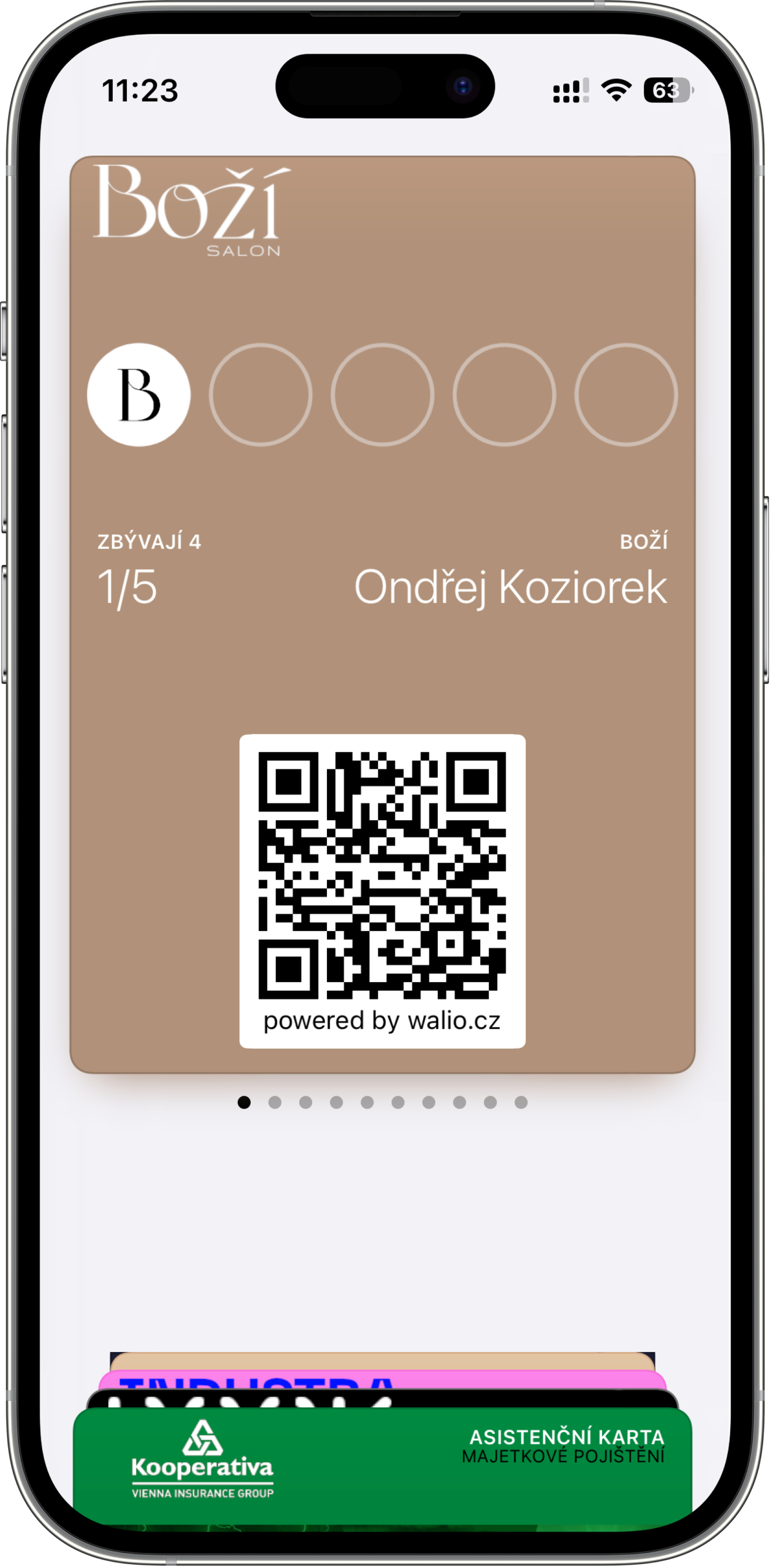 Věrnostní karta Walio v Apple Wallet na obrazovce iPhonu